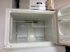 White Top-Freezer Refrigerator with Shelves - Image 4