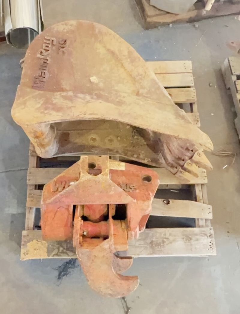 Werk Brau 316 Excavator Bucket and Coupler - Image 1