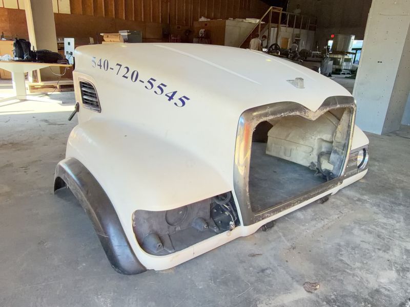 White Semi Truck Hood Assembly With Fenders - Image 1