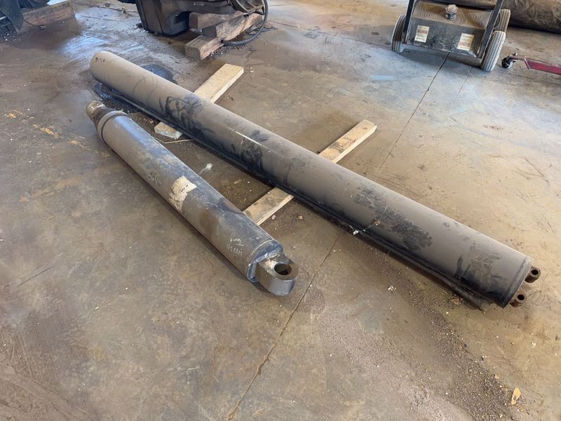 Hydraulic Cylinders, Large and Medium - Image 1