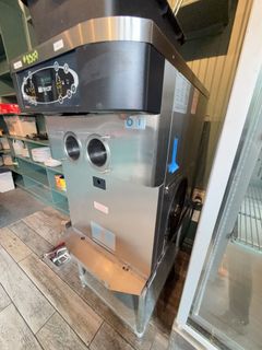 Taylor Crown C723-33 Soft Serve Ice Cream Machine - Image 9