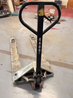 Roughneck 4400 LB Pallet Jack - Image 3