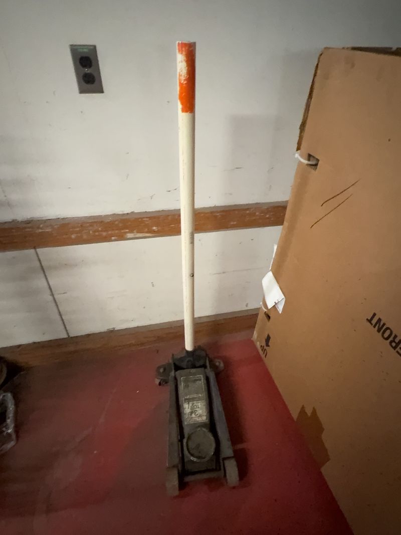 3 Ton Hydraulic Floor Jack with Handle - Image 1