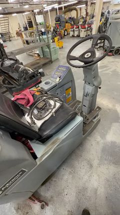 Advance riding floor scrubber machine - Image 3