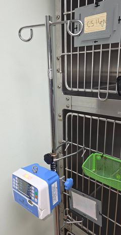 IV infusion pump with adjustable pole - Image 8