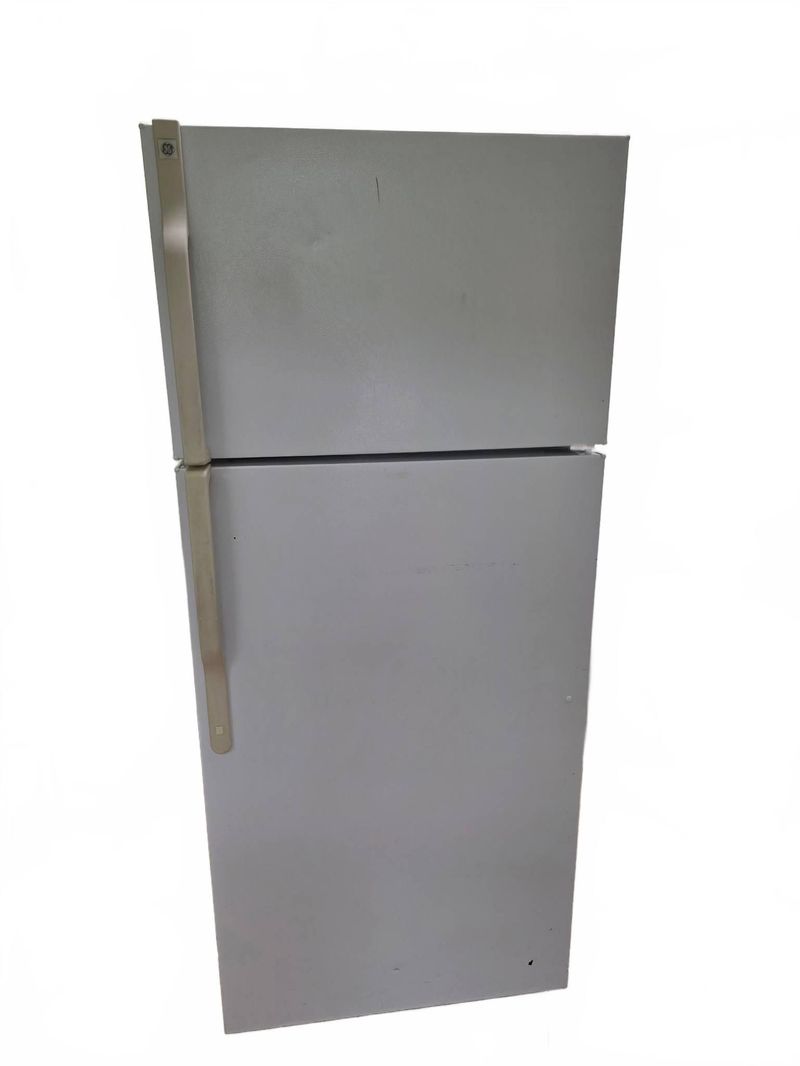 GE Top-Freezer Refrigerator GTS18FBRERWW - Image 1