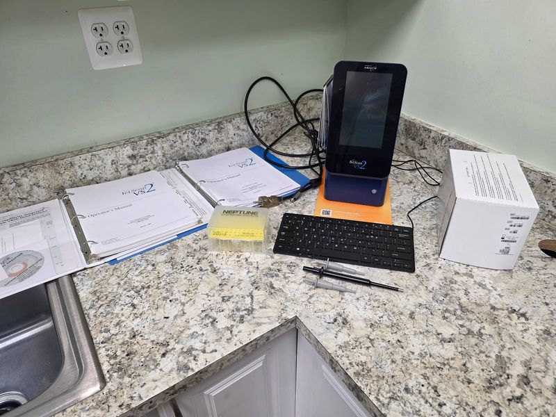 Abaxis Zoetis VetScan VS2 Chemistry Analyzer with Accessories - Image 1
