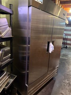 Avantco 2-Door Commercial Refrigerator Model 178A49RHC - Image 4