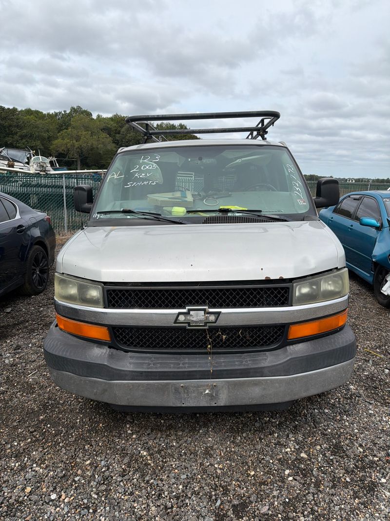 2005 Chevrolet Express 3500  - Image 1