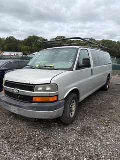 2005 Chevrolet Express 3500  - Image 2