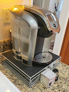 Keurig Coffee Maker With Accessories - Image 3