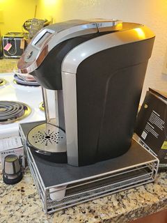 Keurig Coffee Maker With Accessories - Image 4