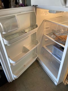 Electrolux Top Freezer Refrigerator - Image 4