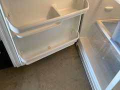 Electrolux Top Freezer Refrigerator - Image 6