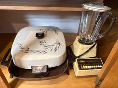General Electric Skillet and Sunbeam 10 Speed Blender Lot - Image 1