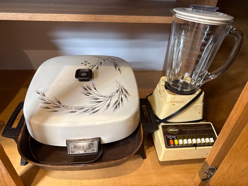 General Electric Skillet and Sunbeam 10 Speed Blender Lot - Image 1
