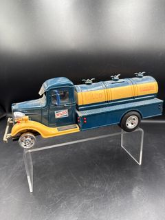 Wilco And Gate Gasoline Tankers With Texaco Gas Pump Lot - Image 4