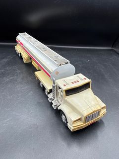 Wilco And Gate Gasoline Tankers With Texaco Gas Pump Lot - Image 10