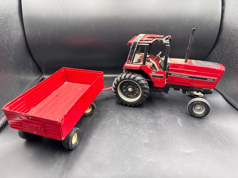 ERTL International 5088 Diecast Tractor With Farm Trailer - Image 1