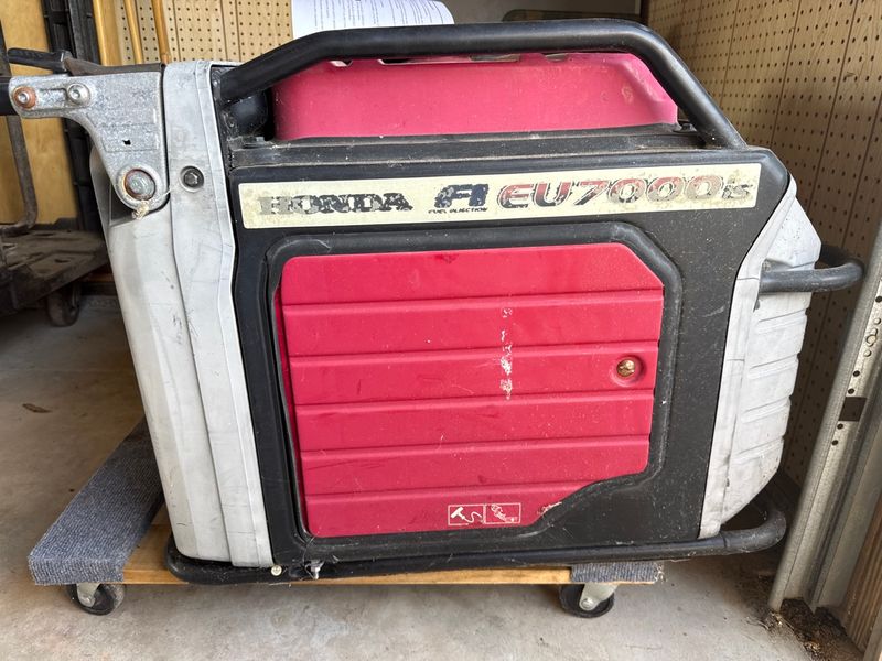 Honda EU7000is Inverter Generator with Fuel Injection and Manual - Image 1