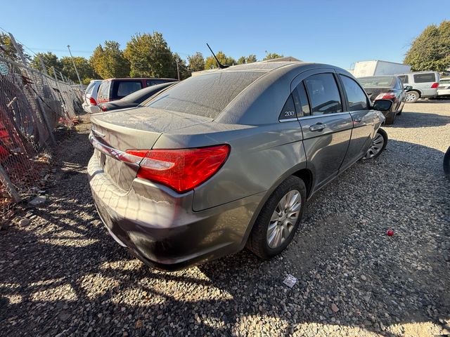 2013 CHRYSLER 200 photo 4 of 12