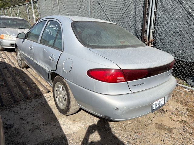 1999 Ford Escort photo 2 of 5