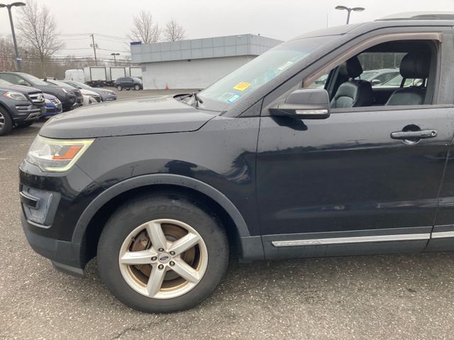 2016 FORD Explorer photo 2 of 18