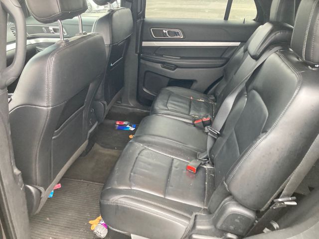 2016 FORD Explorer photo 13 of 18