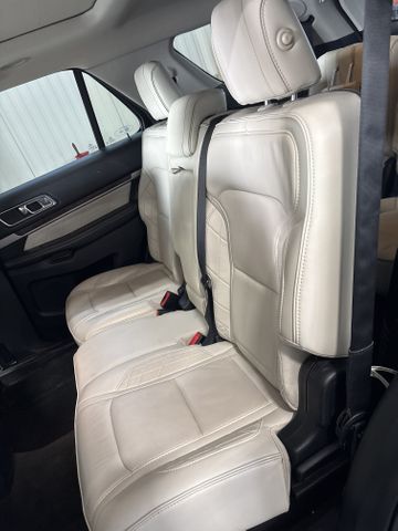 2017 FORD Explorer photo 7 of 8