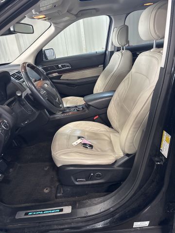 2017 FORD Explorer photo 6 of 8
