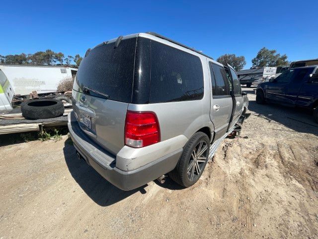2005 Ford Expedition photo 3 of 5