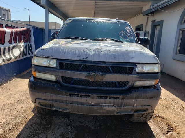 2005 Chevrolet Tahoe photo 2 of 6