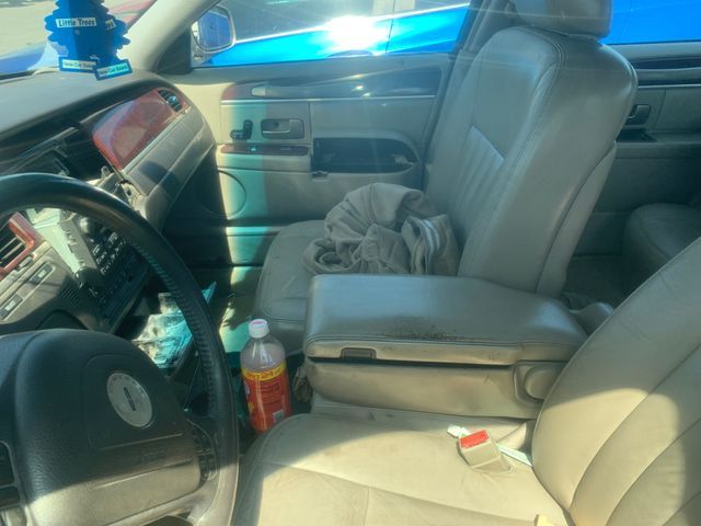 2003 LINCOLN Town Car photo 3 of 6
