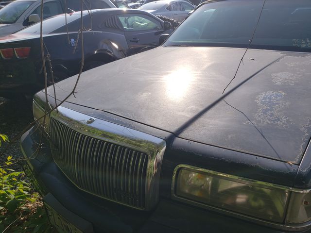 1997 LINCOLN Town Car photo 2 of 8