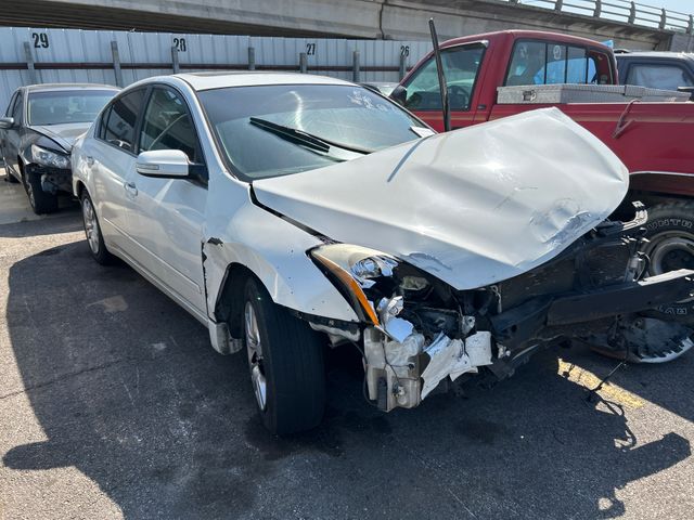 2010 NISSAN Altima photo 2 of 4