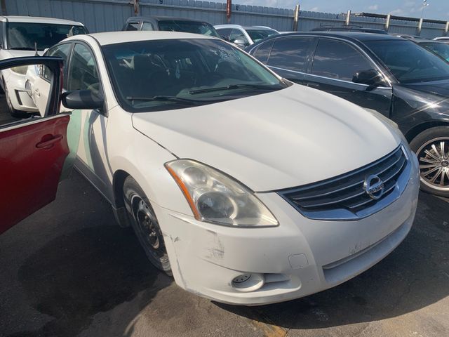2012 NISSAN Altima photo 2 of 4