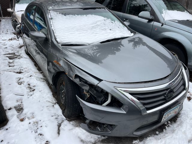 2015 NISSAN Altima photo 2 of 5