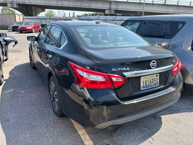 2017 NISSAN Altima photo 3 of 4
