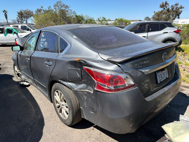 2014 Nissan Altima photo 2 of 5