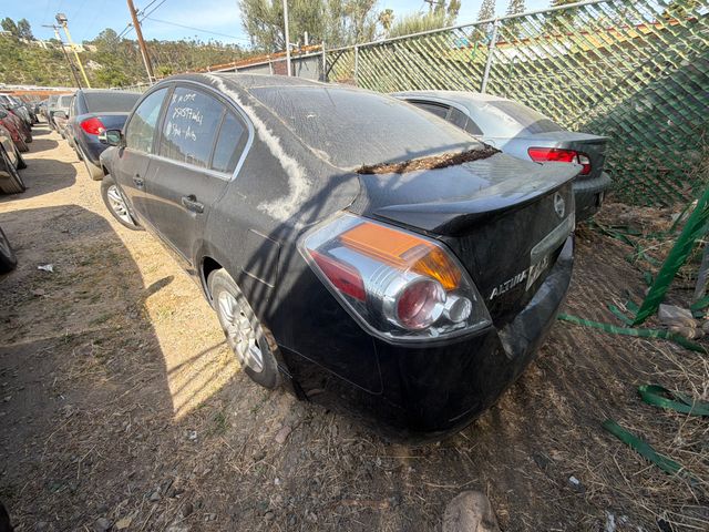2011 Nissan Altima photo 2 of 5