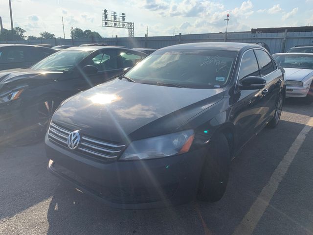 2013 VOLKSWAGEN Passat photo 1 of 6