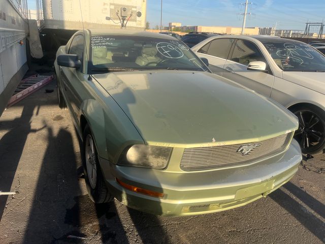 2005 Ford Mustang photo 2 of 6