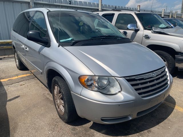 2007 CHRYSLER Town and Country photo 2 of 6