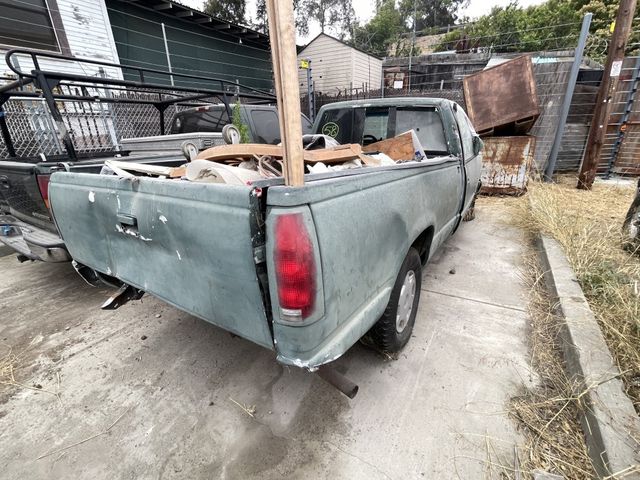 1988 Chevrolet Pickup photo 3 of 4