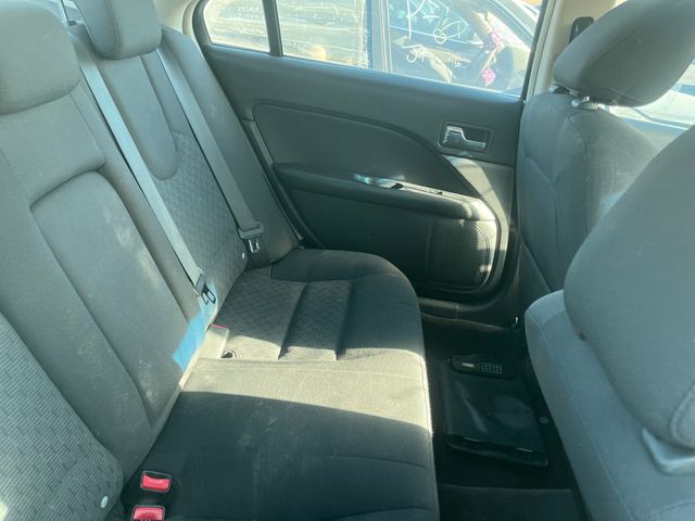 2010 Ford Fusion photo 4 of 6