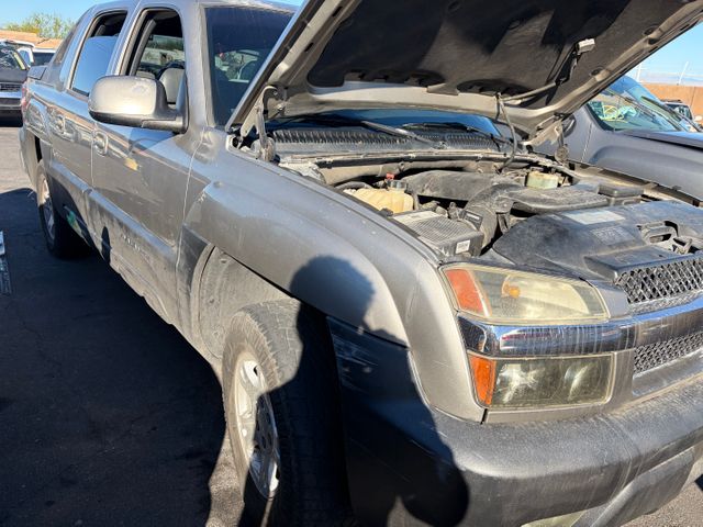 2002 Chevrolet Avalanche photo 2 of 6