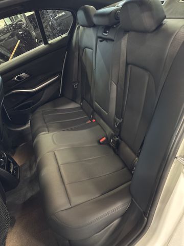 2020 BMW 330i photo 7 of 8