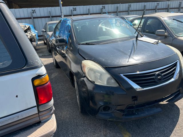 2012 NISSAN Versa photo 2 of 4