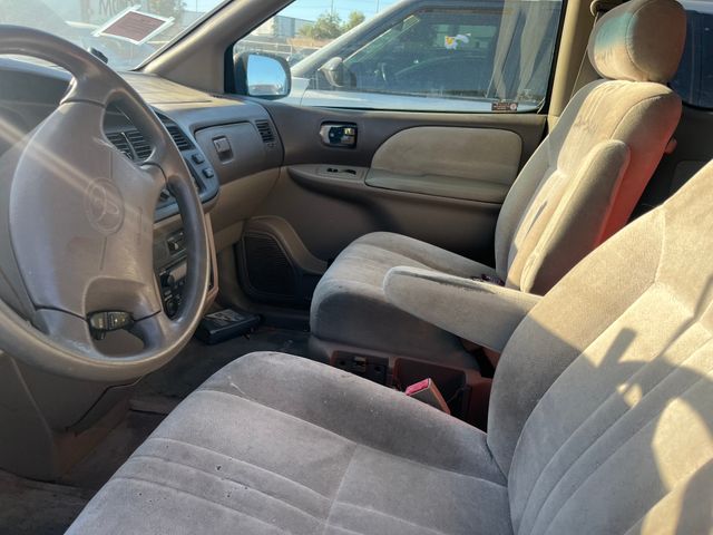 2000 Toyota Sienna photo 3 of 6