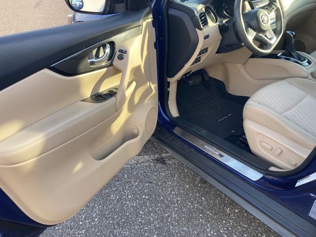 2017 Nissan Rogue photo 11 of 14